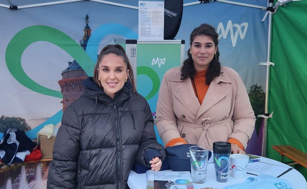 zwei Hostessen vor dem MVV Zelt auf der Kerwe Feudenheim